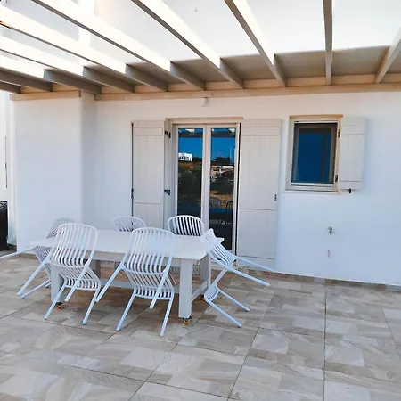 Persephone's - 2br Garden Bliss *