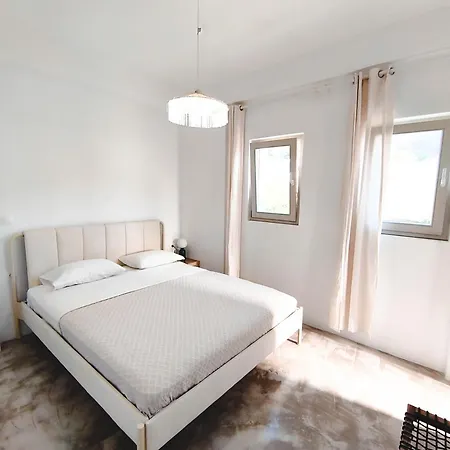 Persephone's - 2br Garden Bliss *